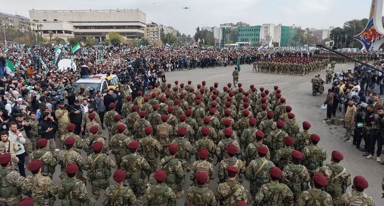 Suriye ayakta: Halk sokağa indi asker gövde gösterisi yaptı!