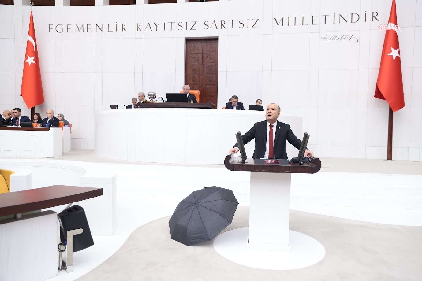 2026 Bütçesi Görüşülürken CHP’li Aygun’dan Şemsiye Protestosu: “Ülkemizde Kullanılmaya Kullanılmaya Tarihi Esere Dönüşecek”