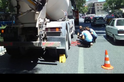 Beton mikserinin altında kalan kadın yaşamını yitirdi
