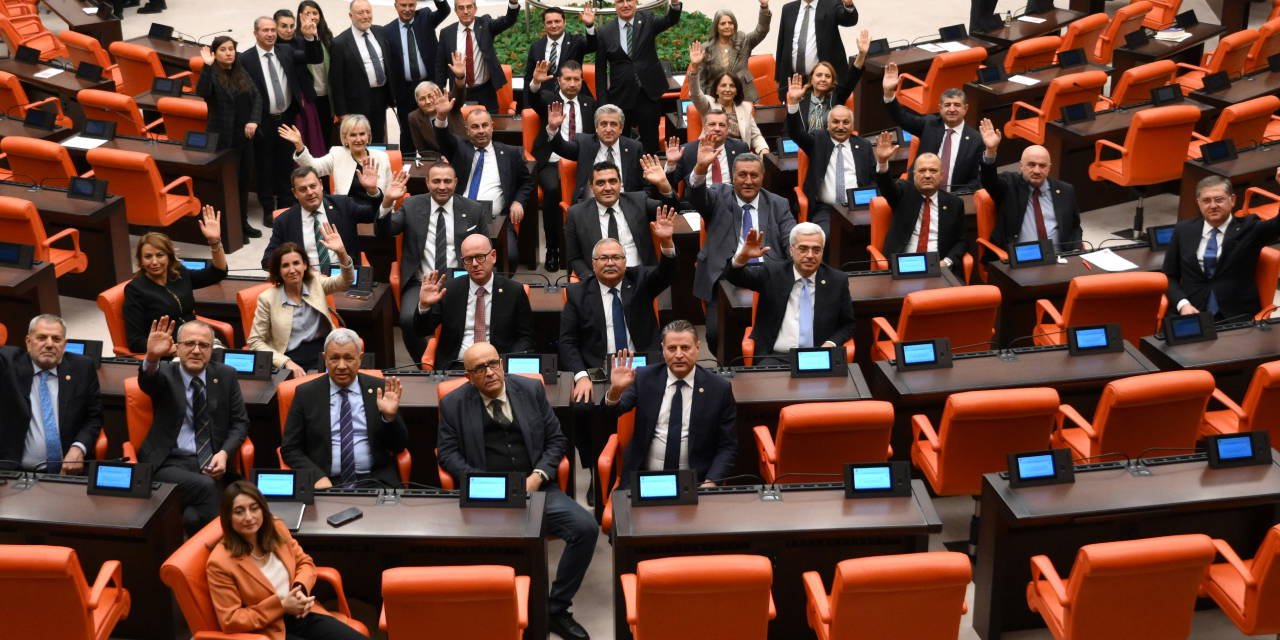 CHP'nin 'Meclis'i terk etmeme' eylemi: 'Tüm emeklileri eyleme davet ediyoruz!'