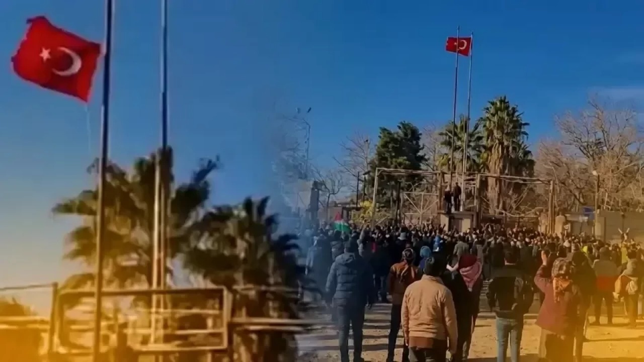 Bayrak indirme provokasyonuna tepkiler çığ gibi!