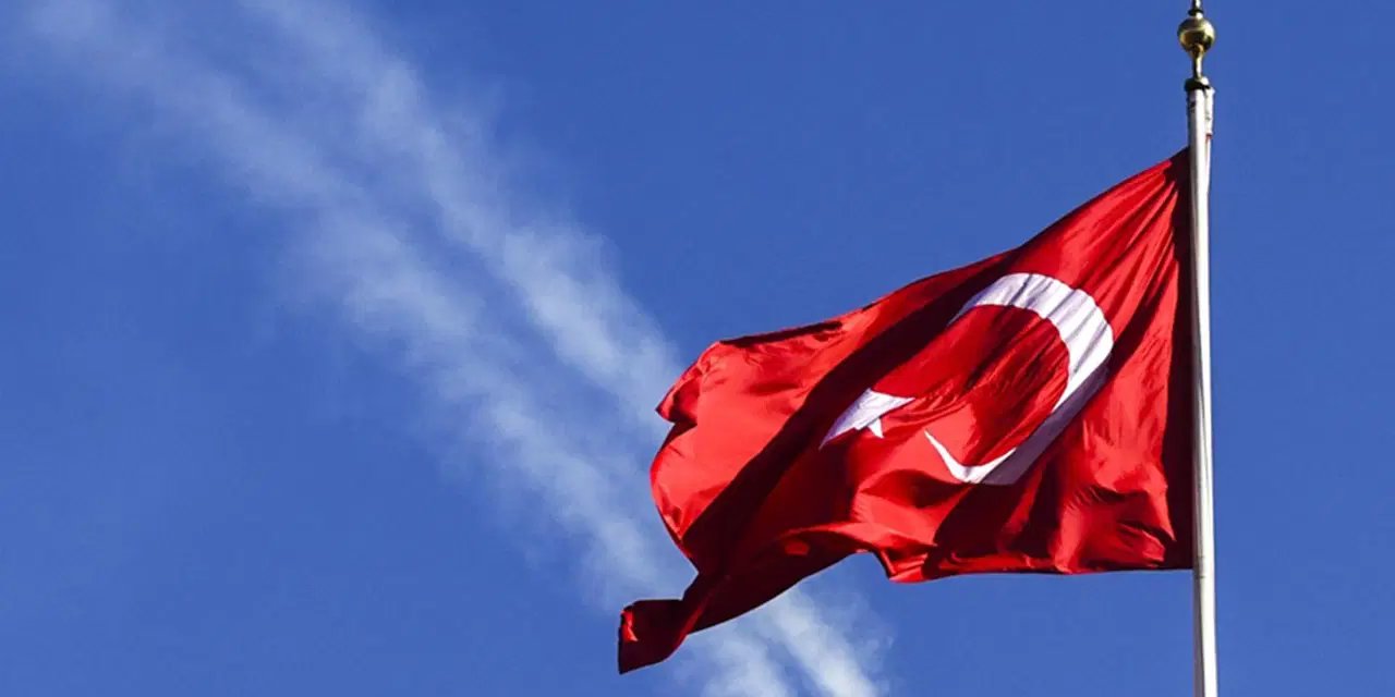 Türk bayrağına bir saygısızlık daha!