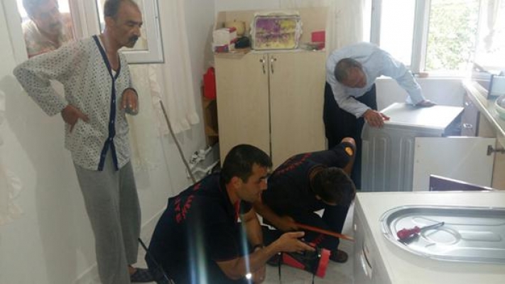 Eve giren yılanı 3 saat  aradılar