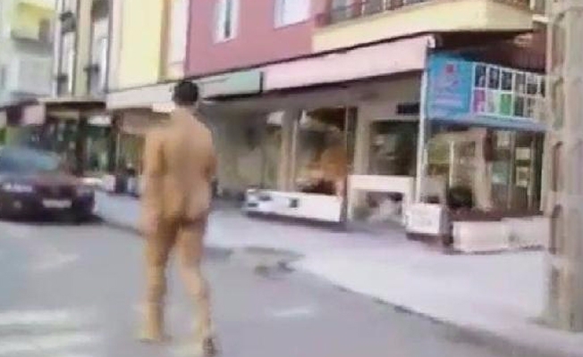 Yolda çırılçıplak yürüyünce gözaltına alındı!