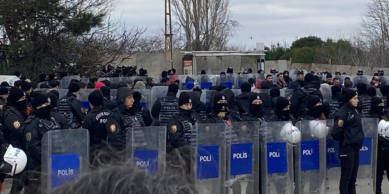 Haklarını isteyen Migros işçileri patronun evinin önünde