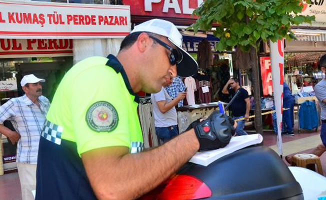 Halk otobüsü şoförü sürücülere kızıp yolu kapattı!