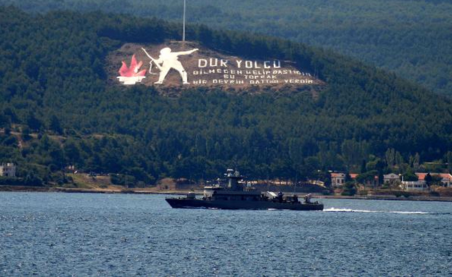 ABD savaş gemileri Çanakkale Boğazı'ndan geçti