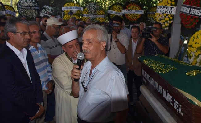 Depremde hayatını kaybeden Sinan defnedildi, İmam gözyaşlarını tutamadı