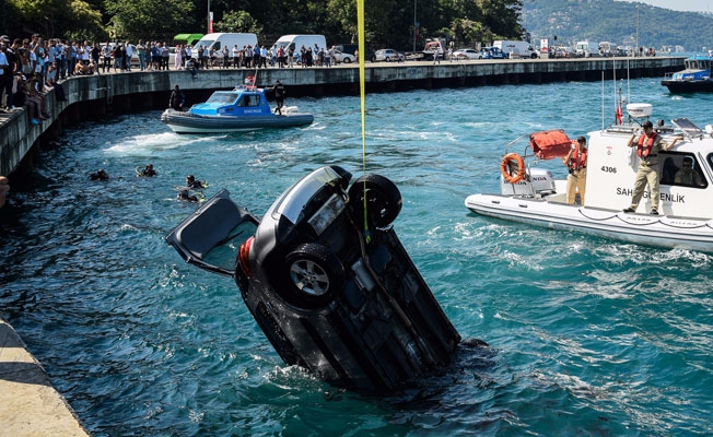Sarıyer'de otomobil denize uçtu