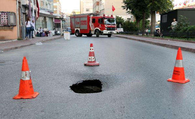 Fatih'te yol çöktü! Cadde trafiğe kapandı!