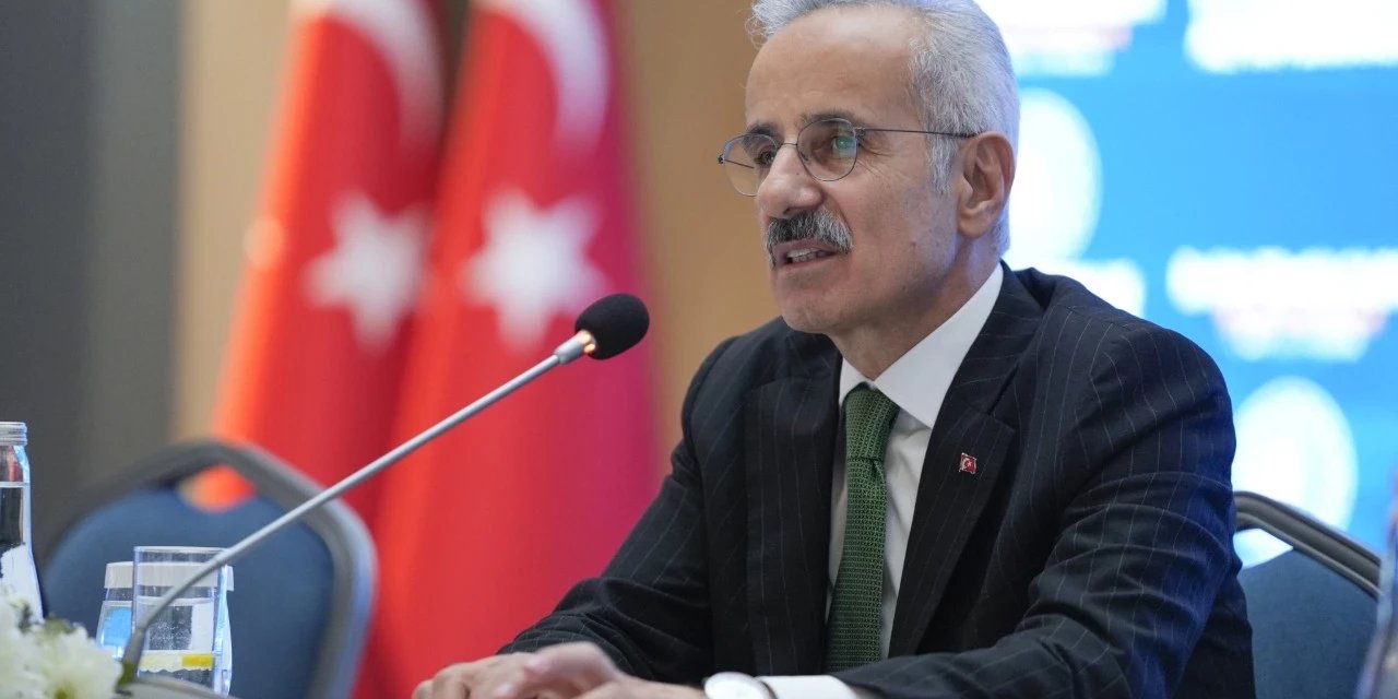 Uraloğlu: Hürmüz Boğazı'ndan ilk gemimizi geçirdik