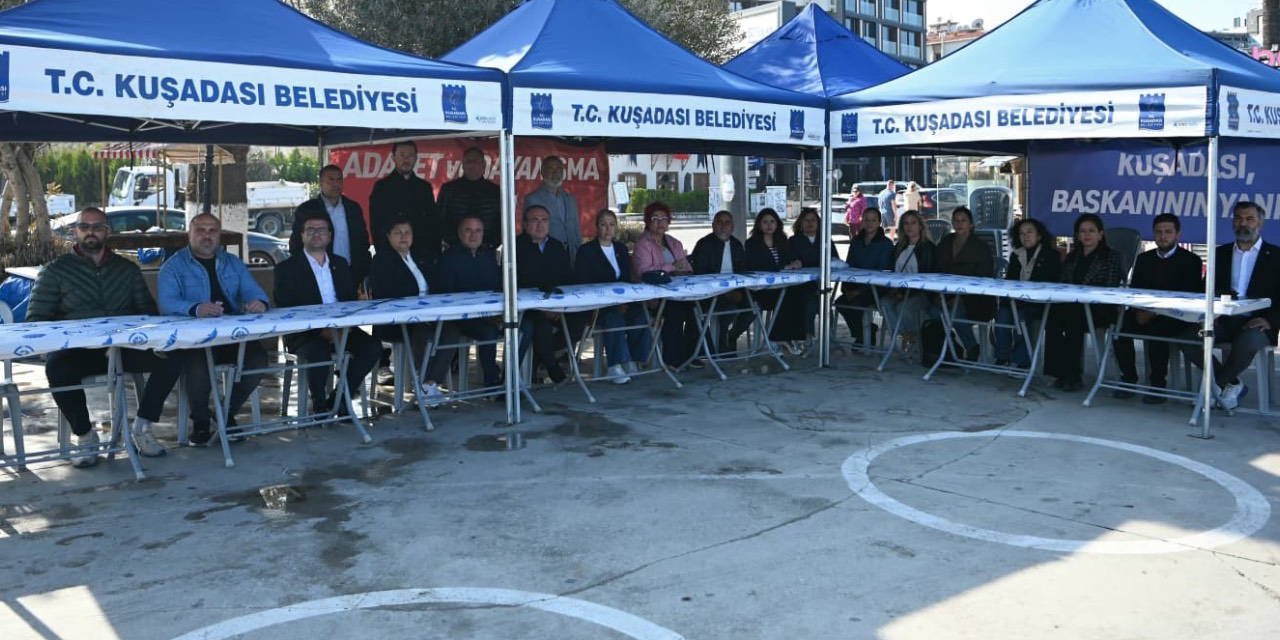 Kuşadası'nda Başkan Ömer Günel için ’Demokrasi nöbeti’ başladı