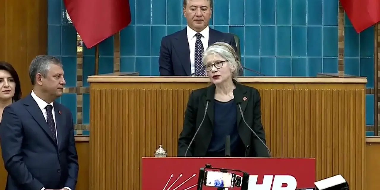 Emine Ülker Tarhan, CHP'ye döndü: Rozetini Özgür Özel taktı