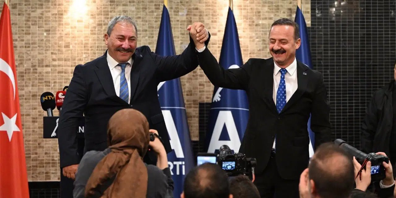 Yavuz Ağıralioğlu, İYİ Parti'den istifa eden Tolga Akalın'a rozet taktı