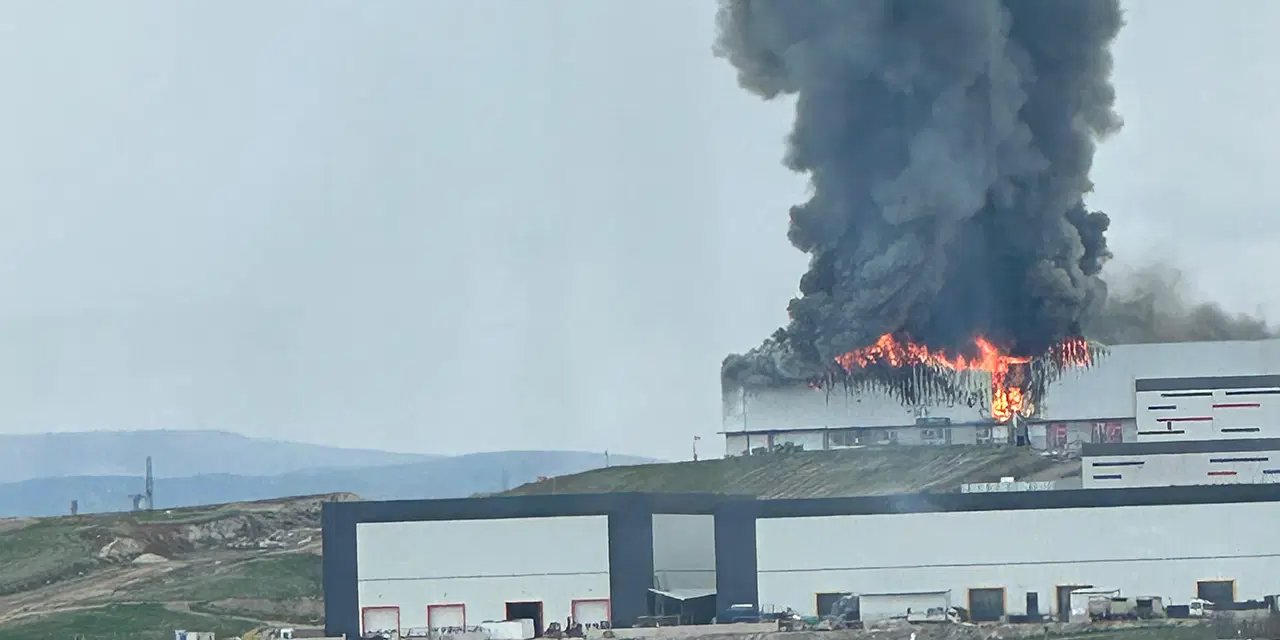 Dumanlar yükseldi: Ankara'da mobilya deposunda yangın