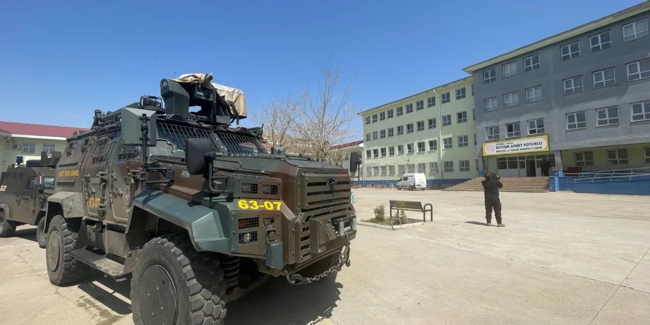 Okulların önünde beklemek, toplanmak yasaklandı
