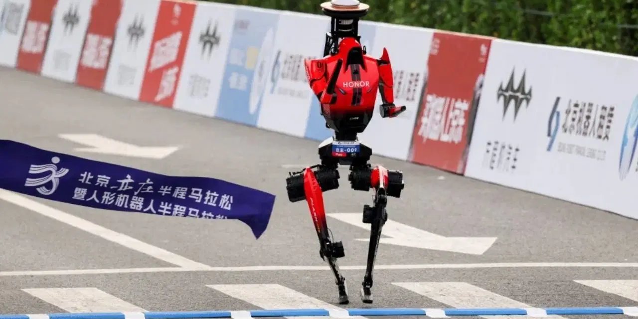 İnsansı robot 'Lightning' dünya rekorunu paramparça etti