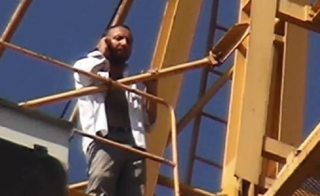 Vinç operatörü metrelerce yüksekte eylem yaptı!