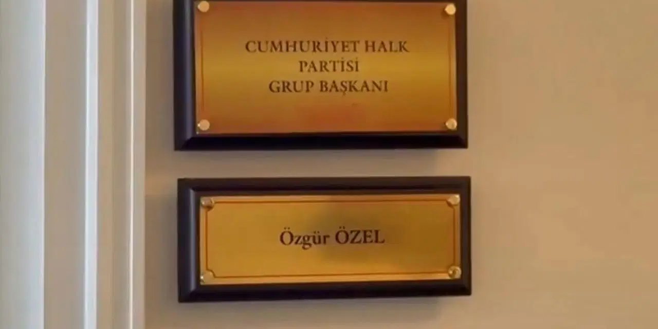 Özgür Özel'in TBMM'deki tabelası değiştirildi
