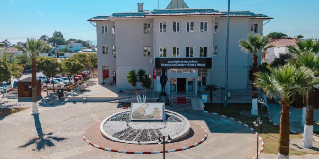 Seferihisar Belediyesi'ne operasyon: Başkan Yardımcısı dahil 6 kişi gözaltına alındı