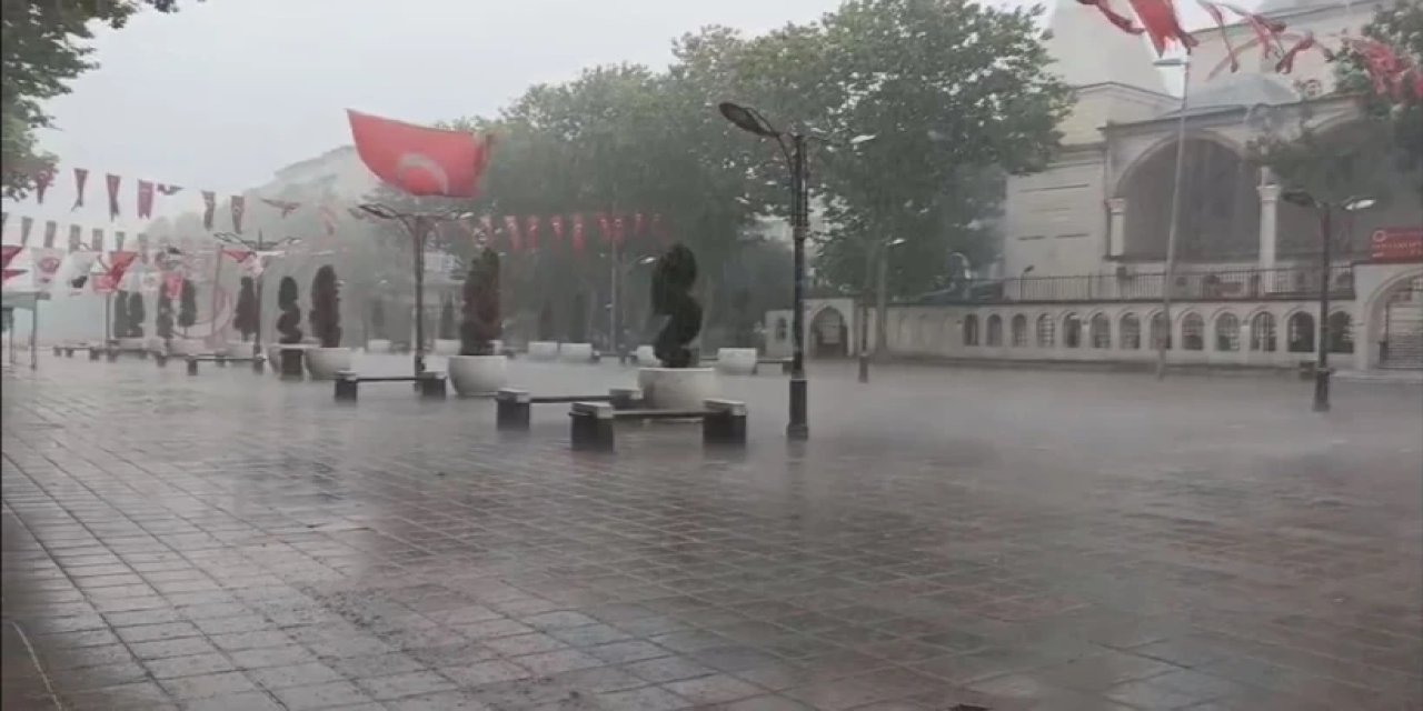 İstanbul'da Sağanak Hayatı Felç Etti! Caddeler Göle Döndü