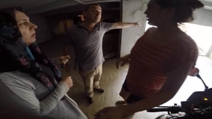 Polis yönetici siteyi silahla yönetiyor: 'Seni sererim'