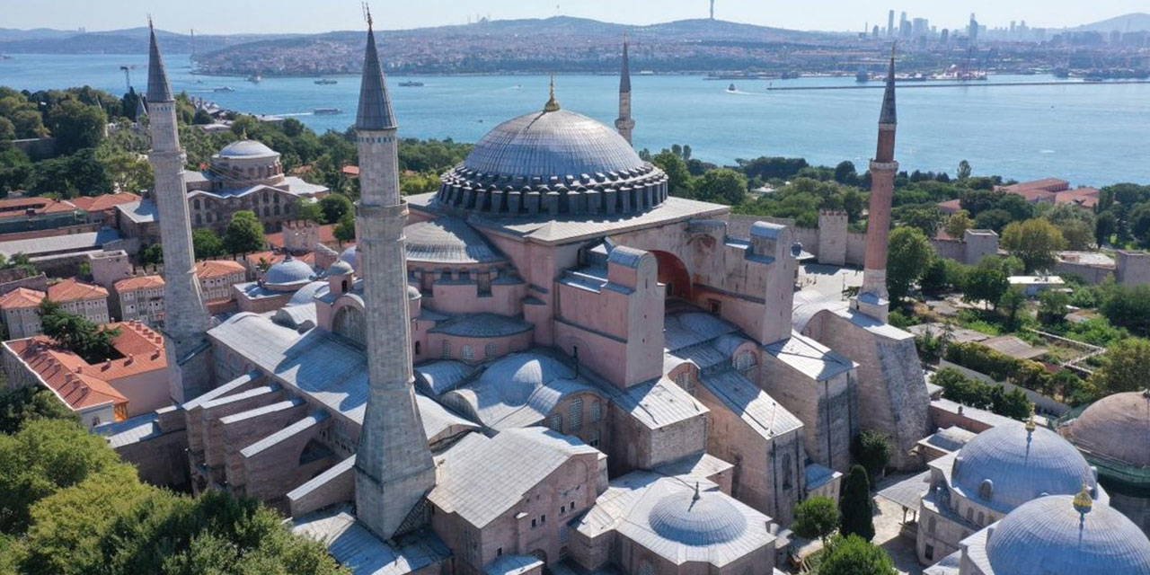 Ayasofya'da yüksek sesle İncil okuyan 2 turist gözaltına alındı