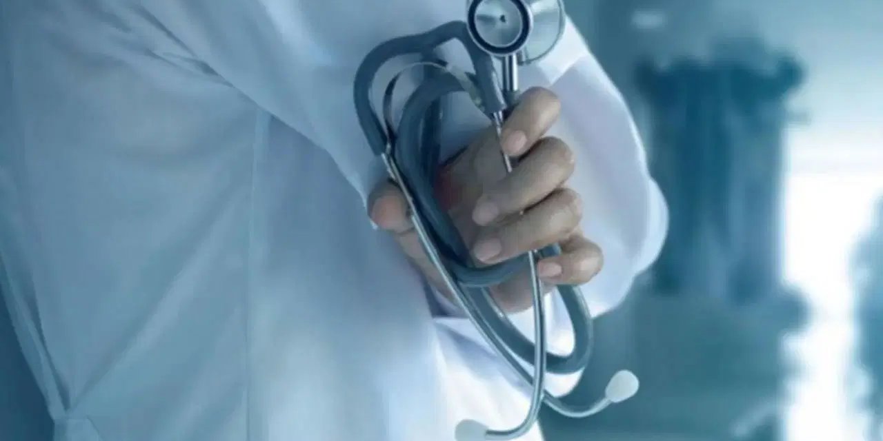 Tepki çeken 'kadın sünneti' reklamı sonrası hekim hakkında disiplin soruşturması: Özel klinikte kadın sünneti ilanı tepki çekti