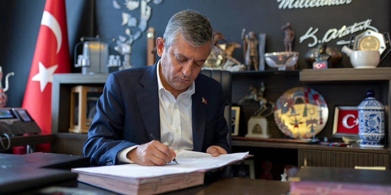 Özgür Özel liderliğinde kurulan partinin adı 'YENİ Parti' oldu.