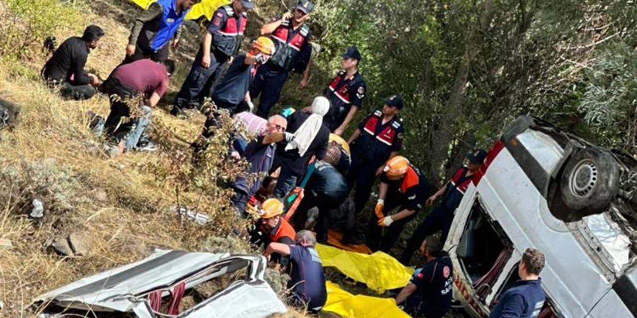Sivas'ta minibüs devrildi: 4 ölü, 4'ü ağır durumda çok sayıda yaralı