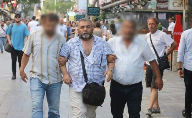 Fotoğrafçı Mehmet Özer sokakta yürürken gözaltına alındı