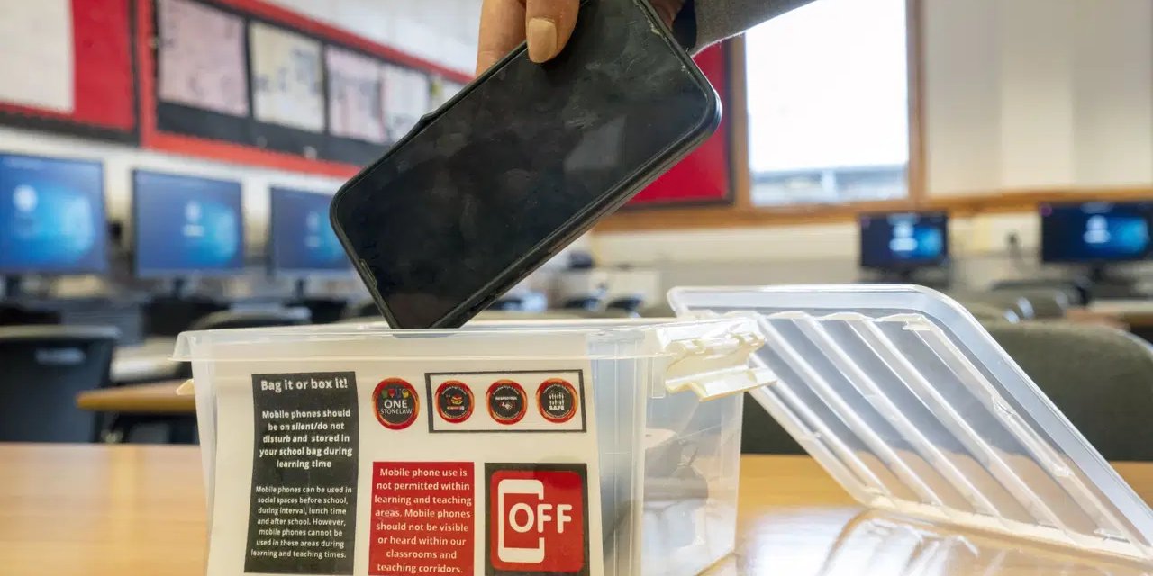 O ülkede okullarda cep telefonu yasaklandı