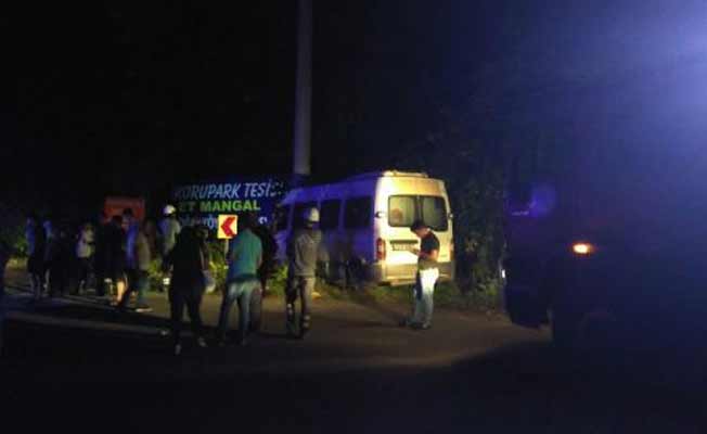 Kuran eğitimi alan çocukları taşıyan minibüs direğe çarptı; çok sayıda yaralı