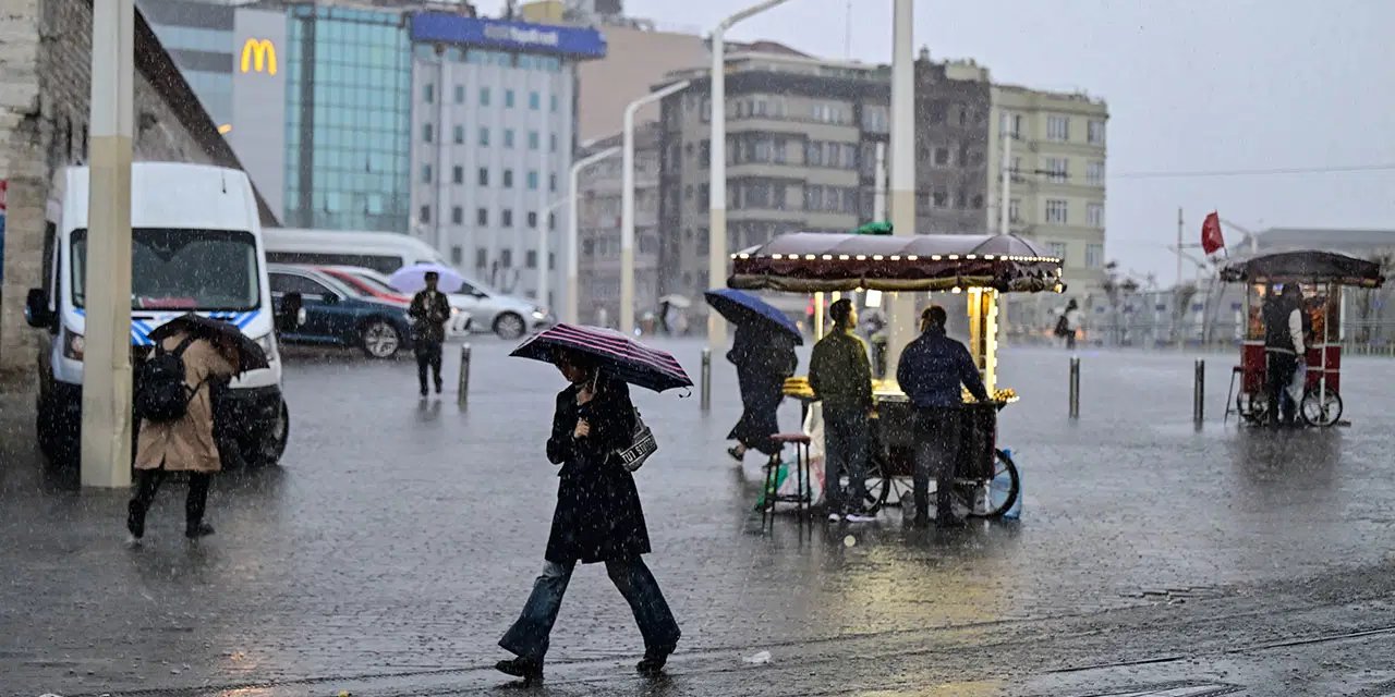 AKOM'dan İstanbul'a fırtına ve sağanak uyarısı: Saat verildi, sıcaklıklar sert düşecek!