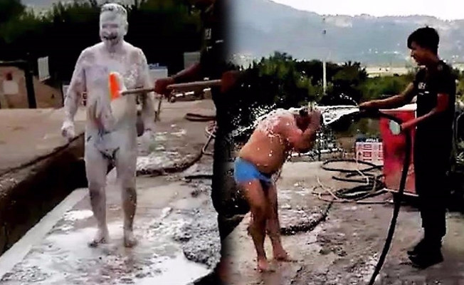 Sıcaktan bunaldı, oto yıkamada kendini yıkattı