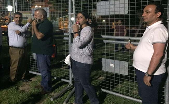 HDP'li vekiller kaşıklarla bariyerlere vurarak eylem yaptı