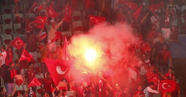 Fransa'da 12 Türk'e gözaltı