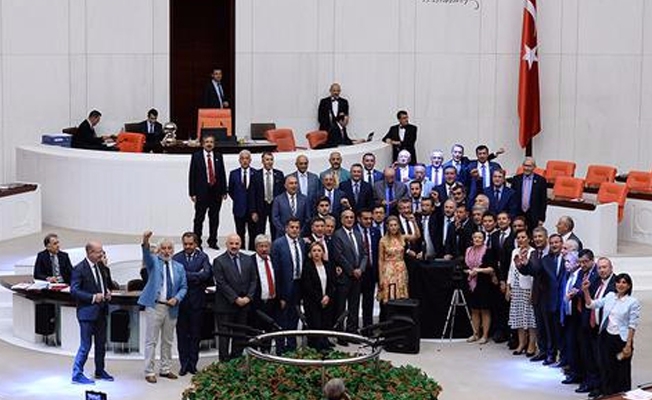 CHP'li vekiller 13 saat sonra eylemlerini böyle bitirdi!