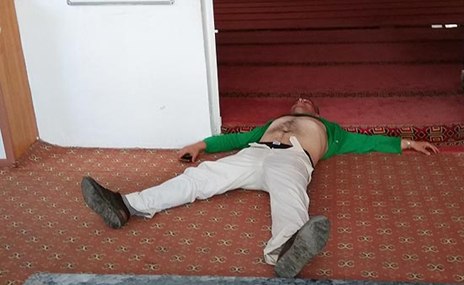Camide namaz kıldıran imama ve cemaate saldırdı