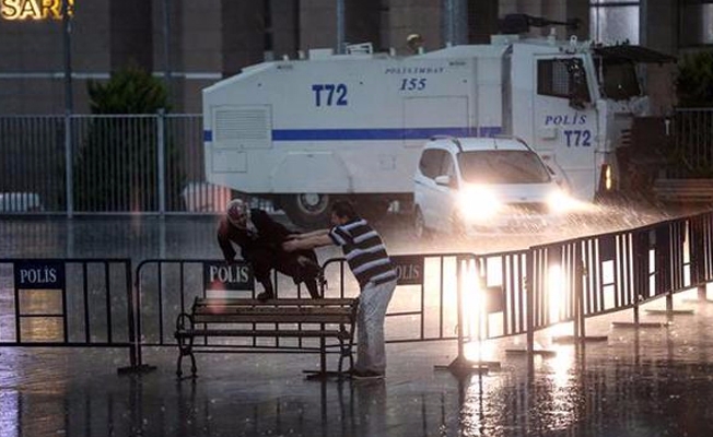 İstanbul'da sağanak ve dolu sonrası hayat durdu! Görüntüler can yakıyor