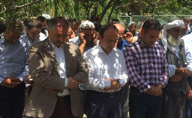 HDP'li vekiller Vicdan ve Adalet Nöbeti'nde cuma namazı kıldı!