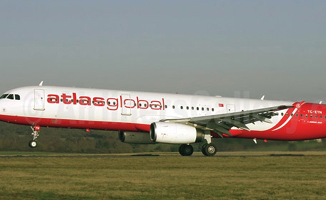Pilot kokpit camı hasar görünce uçağı yan yatırarak indirdi!