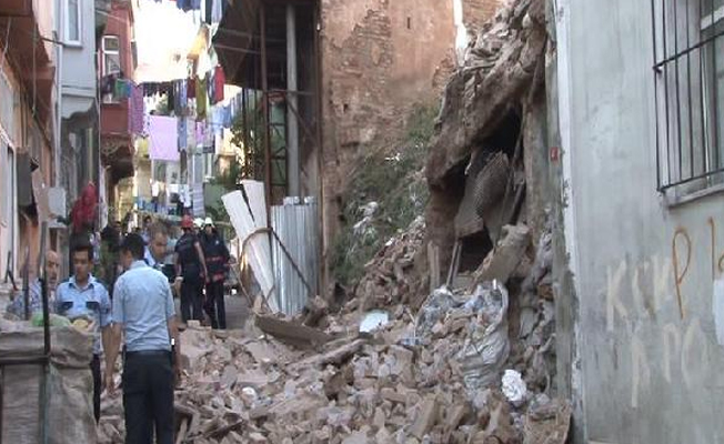 Beyoğlu'nda 2 katlı bina çöktü