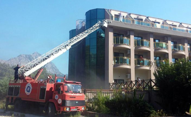 Antalya'da lüks oteli dumanlar kapladı