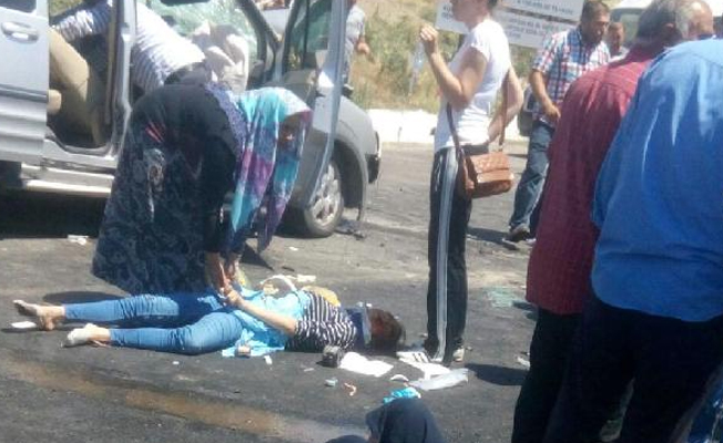 Hafif ticari araç ile otomobil çarpıştı: 1 ölü, 7 yaralı!