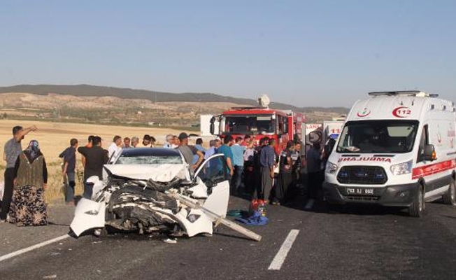 Otomobil kamyona çarptı: Ölü ve yaralılar var!