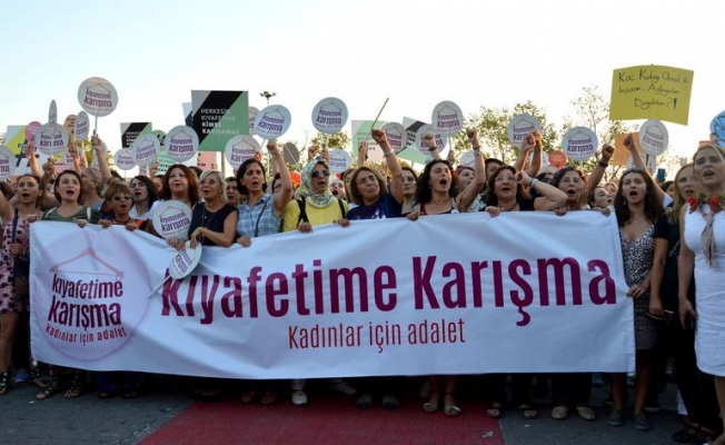 Kadınlardan 'Kıyafetime karışma' eylemi