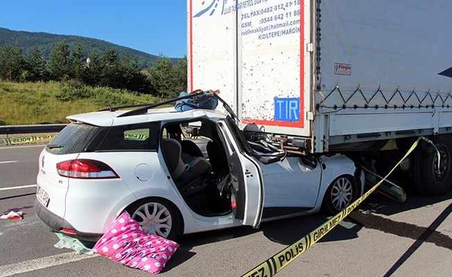 TEM’de otomobil TIR’a çarptı: Ölü ve yaralılar var