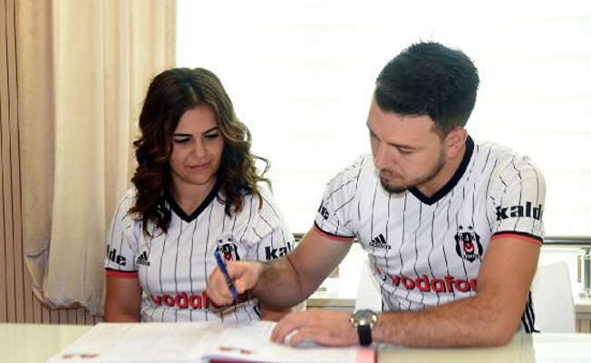 Nikahlarına Beşiktaş forması ile katıldı!