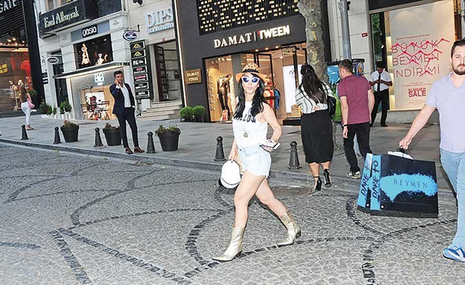 Ünlü şarkıcı iki şapkayla dolaşıyor!